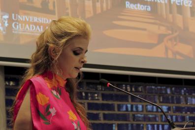 Rectora Mtra. Karla A. Planter Pérez rindiendo su informe