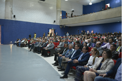 Auditorio lleno de asistentes al informe