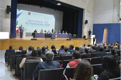 Auditorio lleno de asistentes al informe
