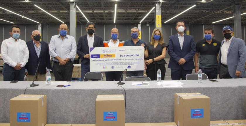 Presentación de las despensas por las autoridades