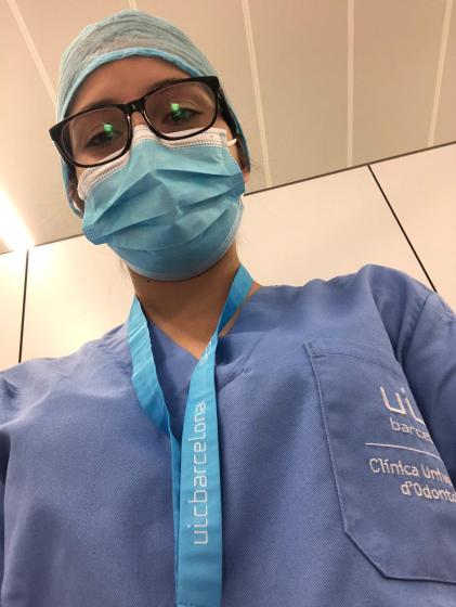 Estudiante en vestimenta quirúrgica 
