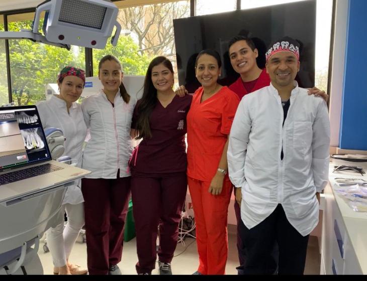 Profesores y alumnos junto posando para foto