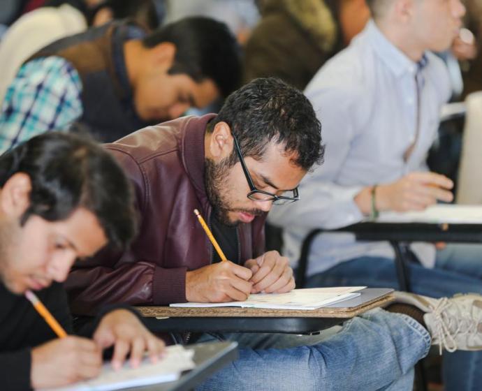 Aspirantes aplicando el Examen de Admisión