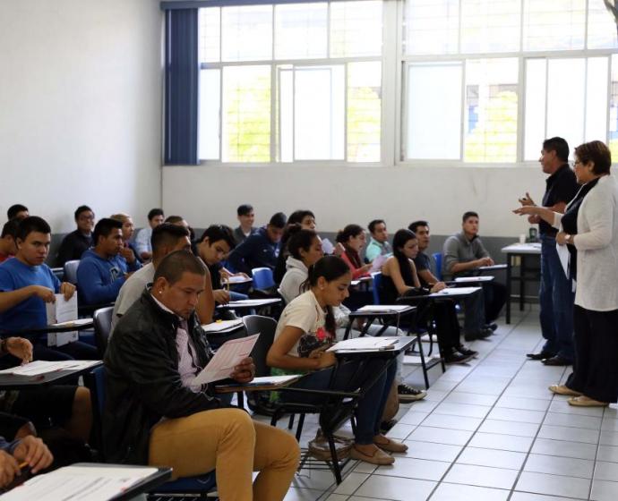 Aspirantes antes de iniciar el examen de admisión