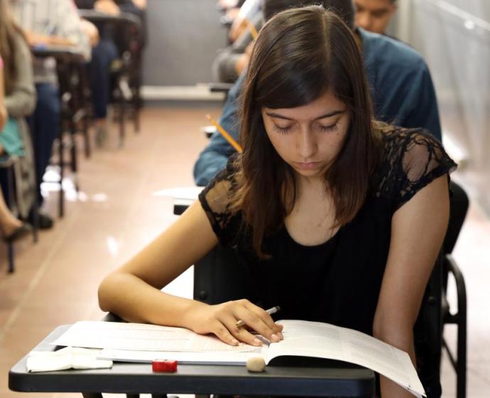 Aspirante realizando examen de admisión
