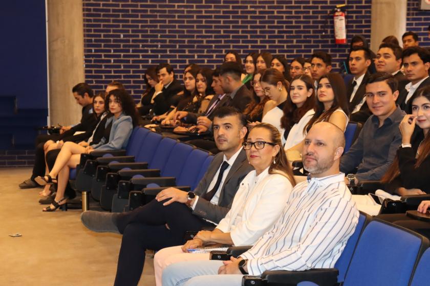 Profesores evaluando trabajos finales