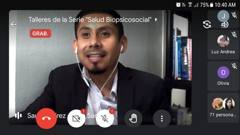 Captura de pantalla de una videollamada en la que se ve a un ponente, en la parte superior la leyenda "Talleres de la Serie "Salud Biopsicosocial"".