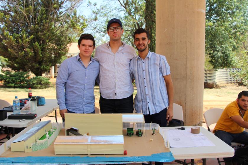 Estudiantes con una maqueta de empresas pecuarias