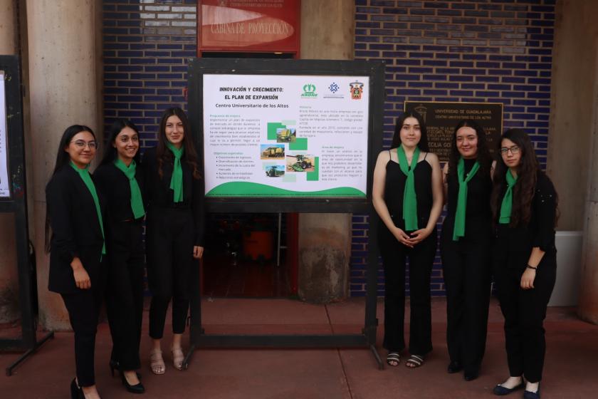 Estudiantes exponiendo trabajo final