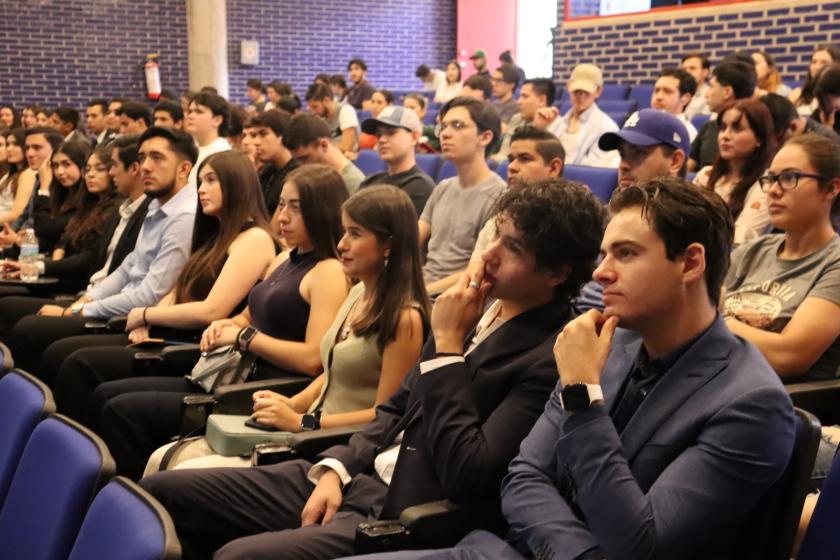 Estudiantes exponiendo trabajo final