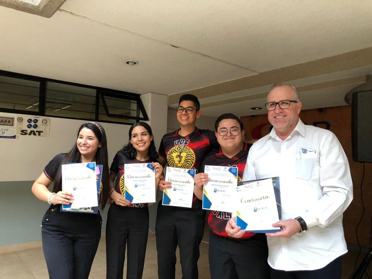 Estudiantes y académico que asesoró al equipo ganador de primer lugar en el maratón de conocimientos
