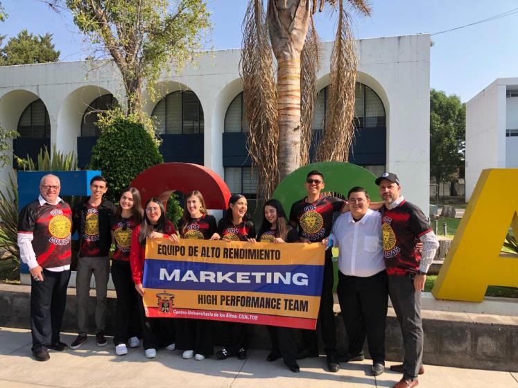 Estudiantes y académico que asesoró al equipo ganador de primer lugar en el maratón de conocimientos