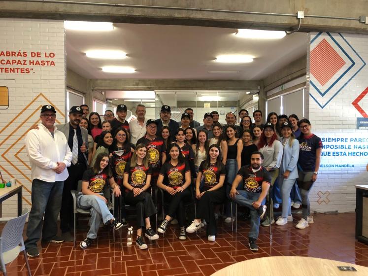 Estudiantes que concursaron en el maratón de conocimientos ANFECA