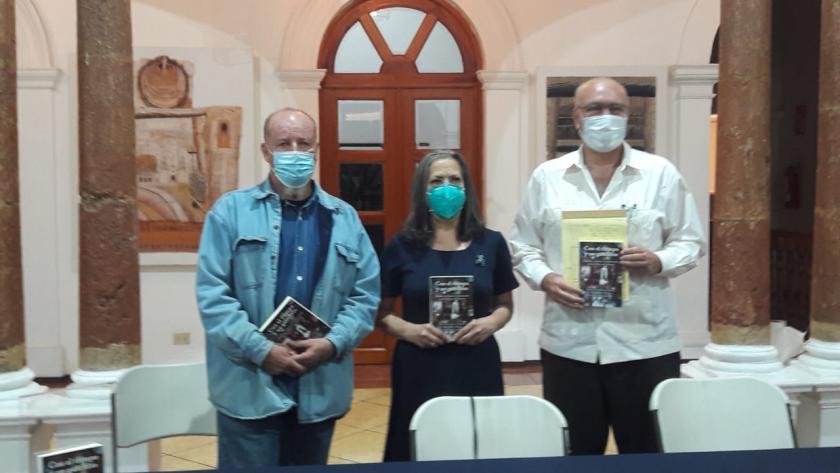 Tres personas sosteniendo el libro "Con el tiempo y un ganchito".