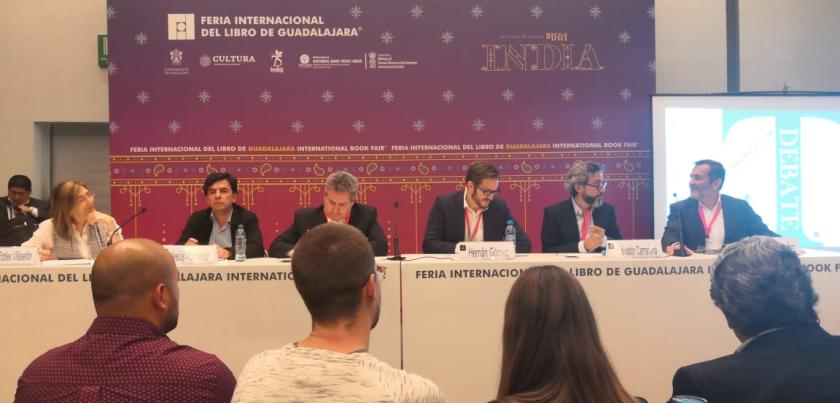 Expositores y asistentes de la FIL.