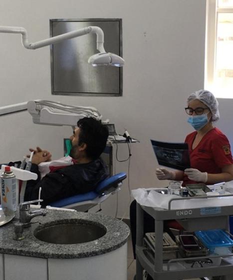 Estudiante de endodoncia realizando prácticas.