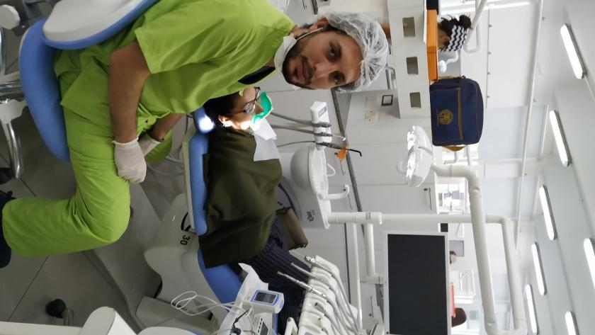 Estudiante de endodoncia realizando prácticas.