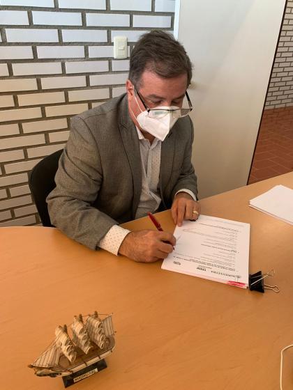 Administrativo firmando una hoja.