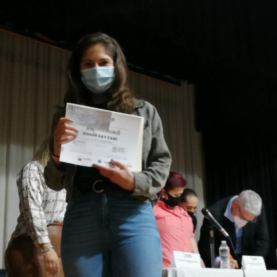 Alumno recibe reconocimiento