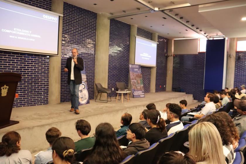 Expositor en las conferencias de actualización.