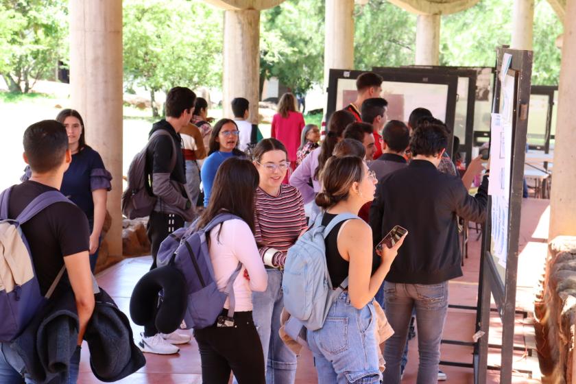 Estudiantes en Feria de Prácticas Profesionales.