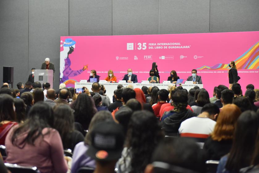 Integrantes y público en la presentación del libro "SECTOR SALUD TESTIMONIO".