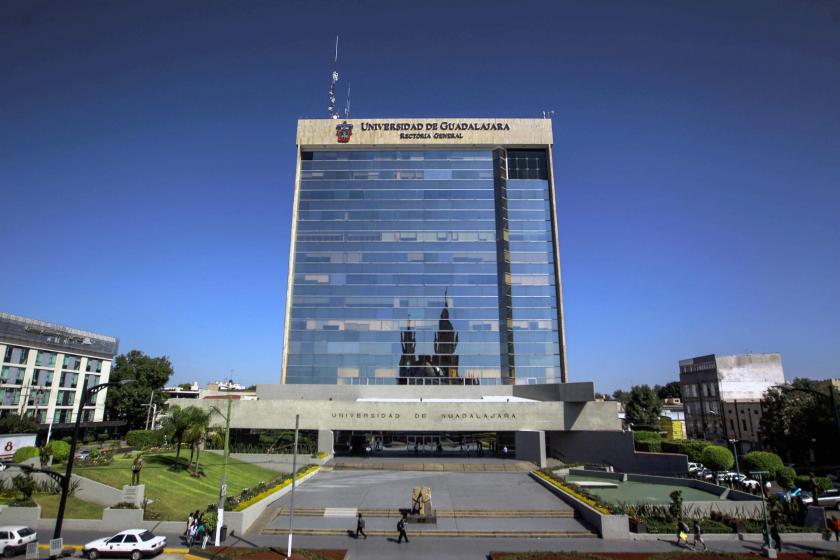 Edificio en el que se lee "UNIVERSIDAD DE GUADALAJARA" "RECTORÍA GENERAL".