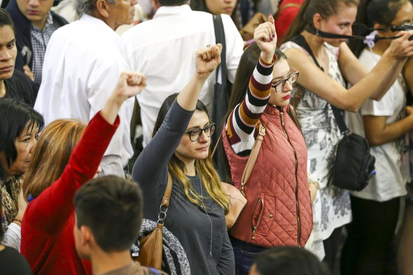 Mujeres sosteniendo el puño derecho en el aire.