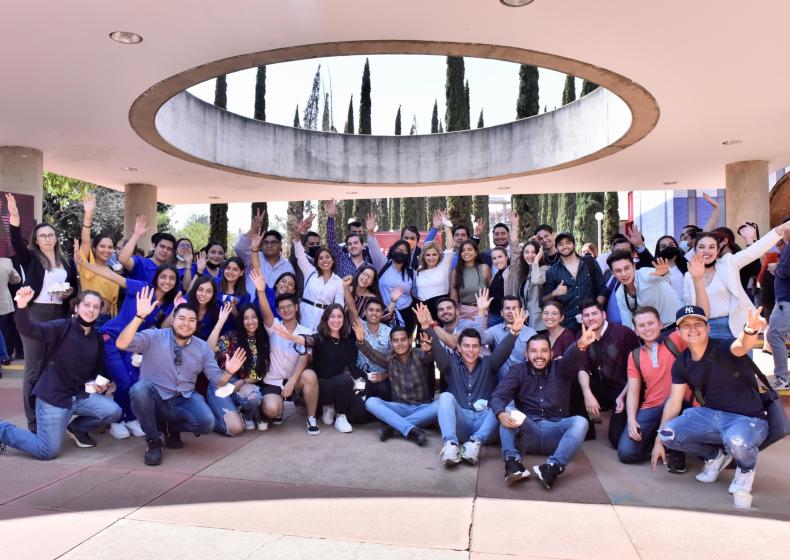 Autoridad CUAltos y alumnos.