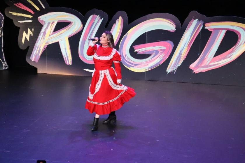 Añumna bailando