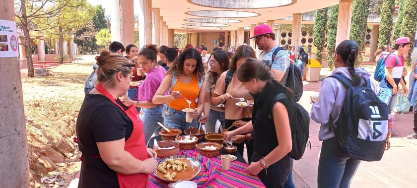 Fila de personas para la degustación de burritos tradicionales.