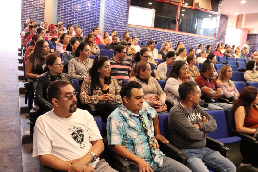Padres de familia en cursos de inducción.