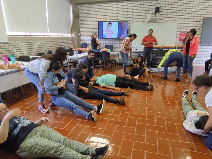 Personal CUAltos realizando prácticas en el curso.