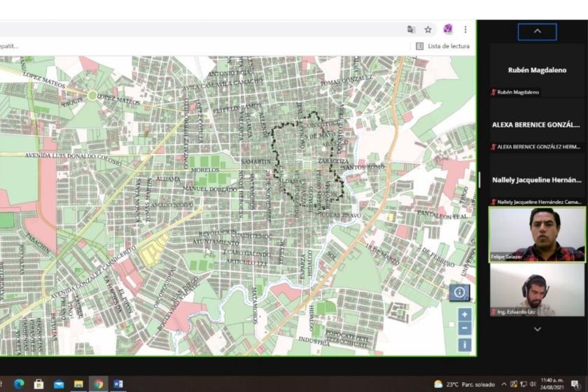 Captura de pantalla de una videollamada, se ve un mapa de calles.