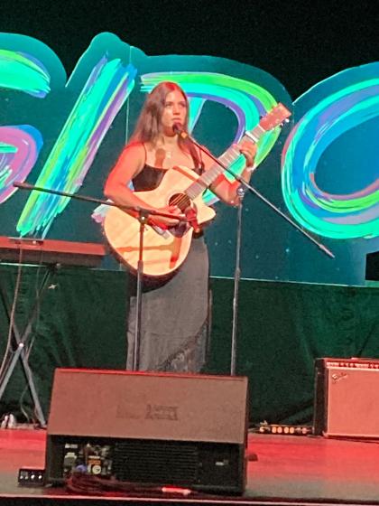 Alumna cantando