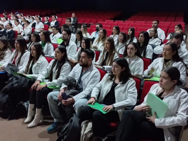 Alumnos en el evento de asignación de plazas.