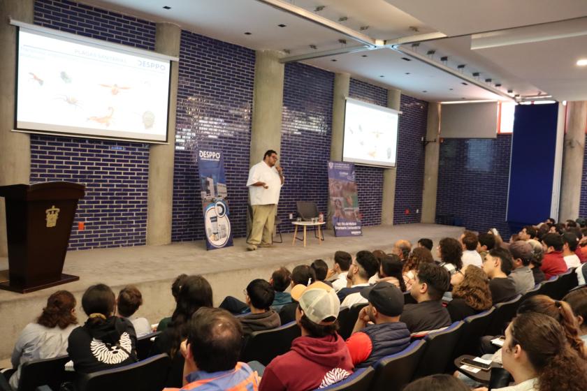 Expositor en las conferencias de actualización.