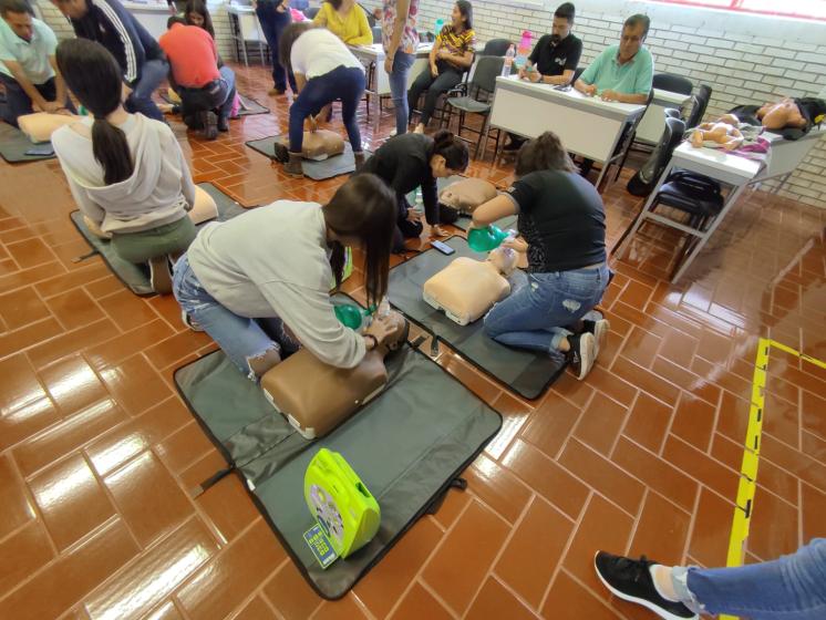 Personal CUAltos realizando prácticas en el curso.