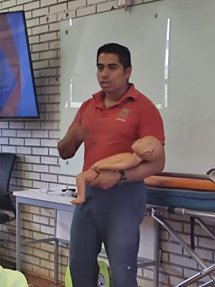 Expositor de curso de primer respondiente de primeros auxilios.