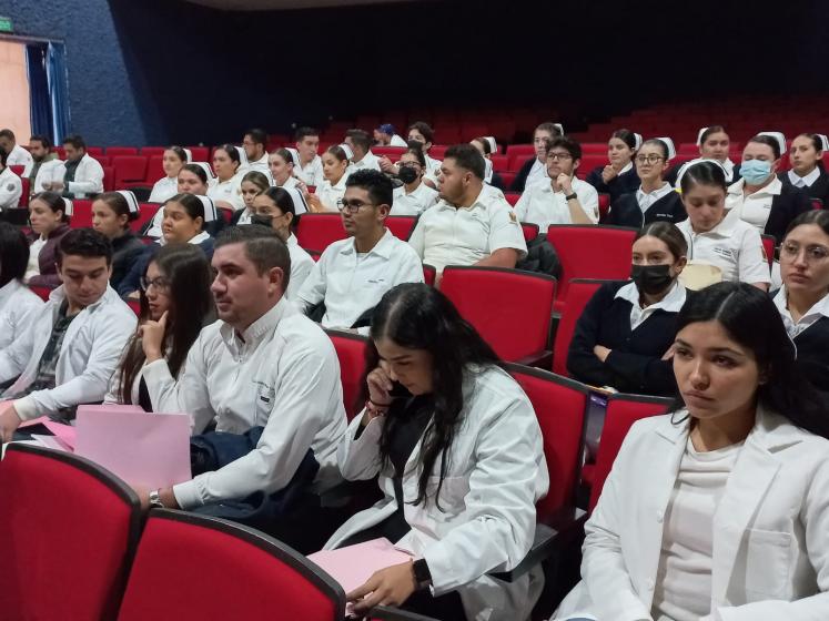 Alumnos en el evento de asignación de plazas.