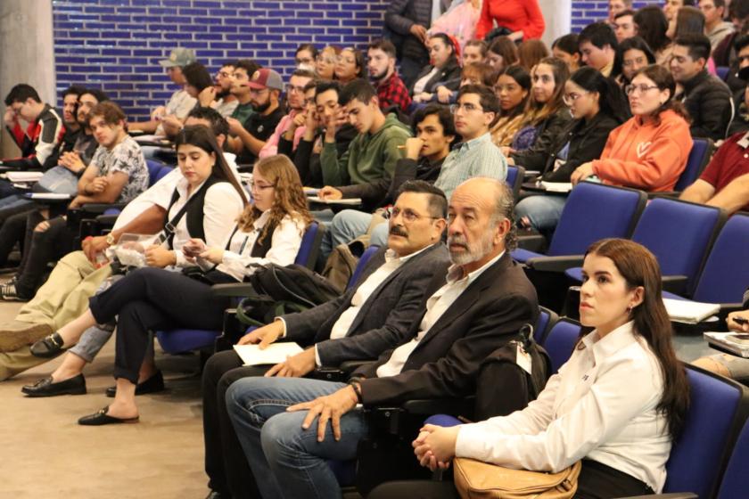 Estudiantes en las conferencias de actualización.