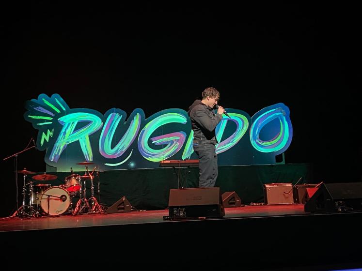 Alumno cantando