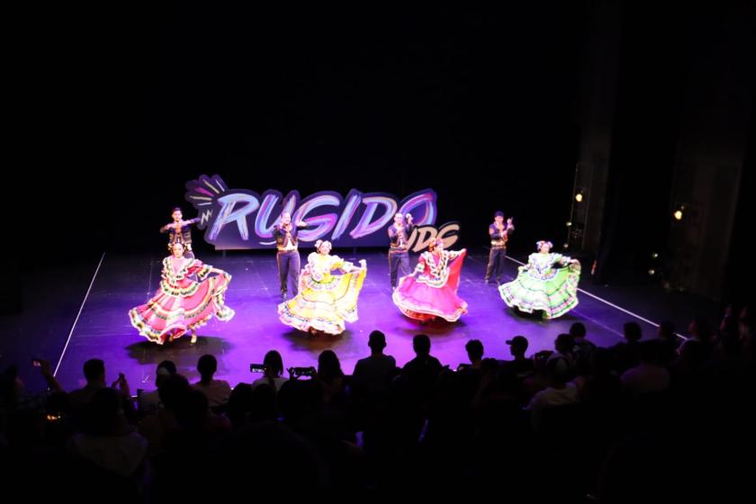 Alumnos en baile folclórico 