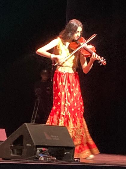 Alumna tocando el violín 