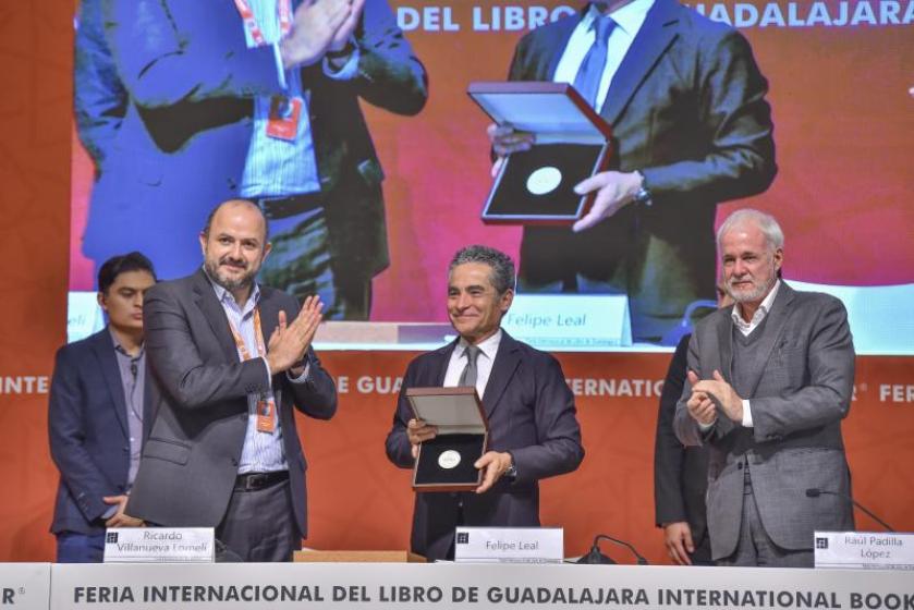 Entrega de medalla a Felipe Leal.