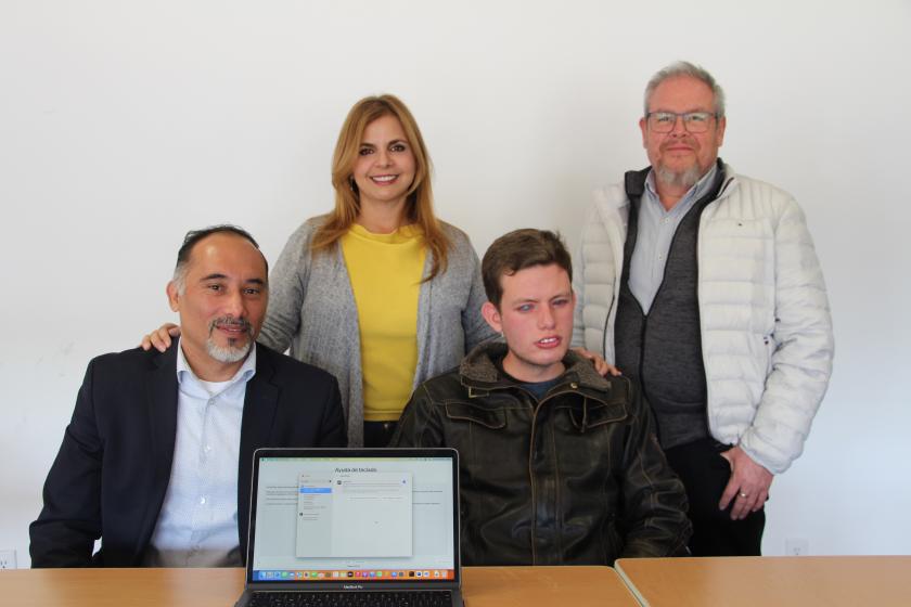 Alumno con autoridades CUAltos.