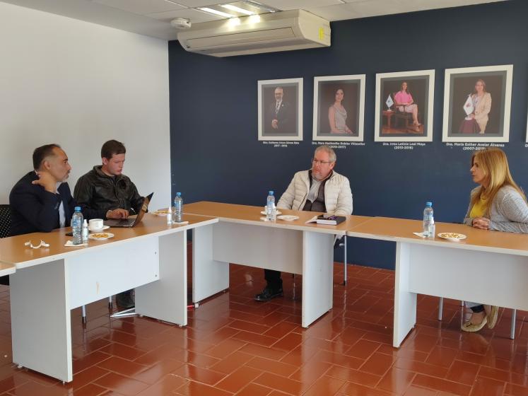 Alumno con autoridades CUAltos.
