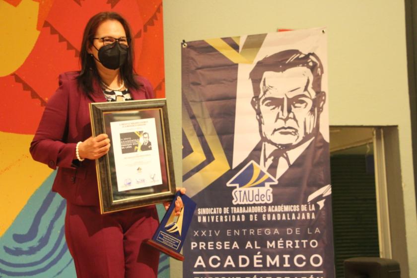 Galardonada con la Presea al Mérito Académico 2021 “Enrique Díaz de León” .