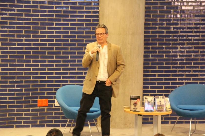 Autor de los libros “Los que habitan el abismo” y “Casquillos Negros”.