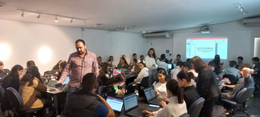 Estudiantes de primer ingreso en cursos de inducción.